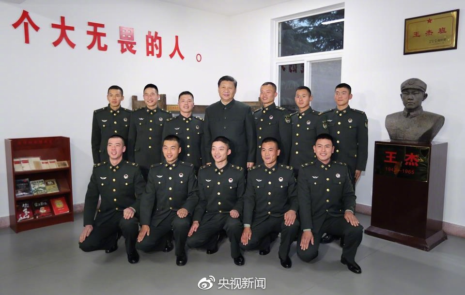 习近平同王杰班战士合影